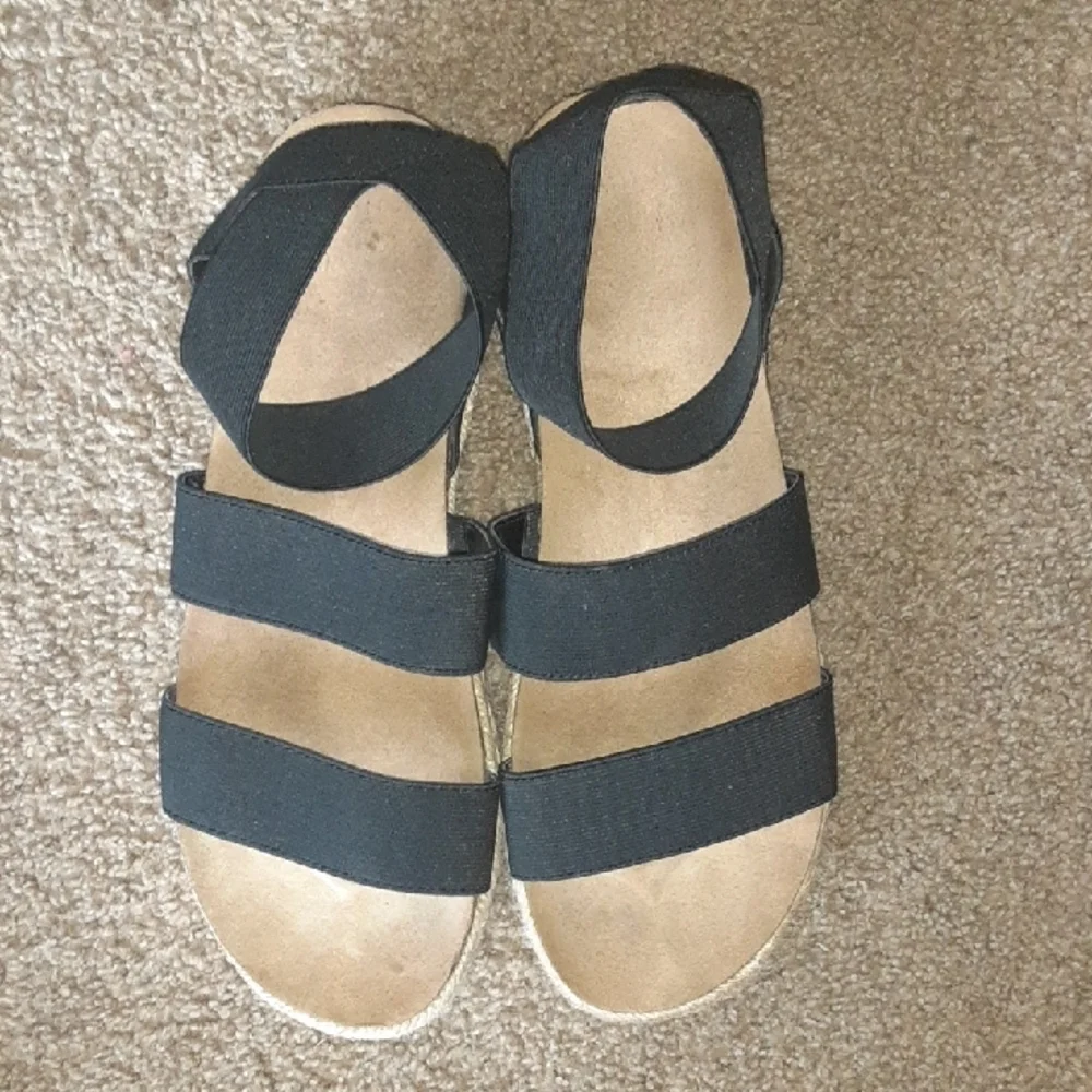 Time and Tru Black Elastic Platform Espadrille Sandals